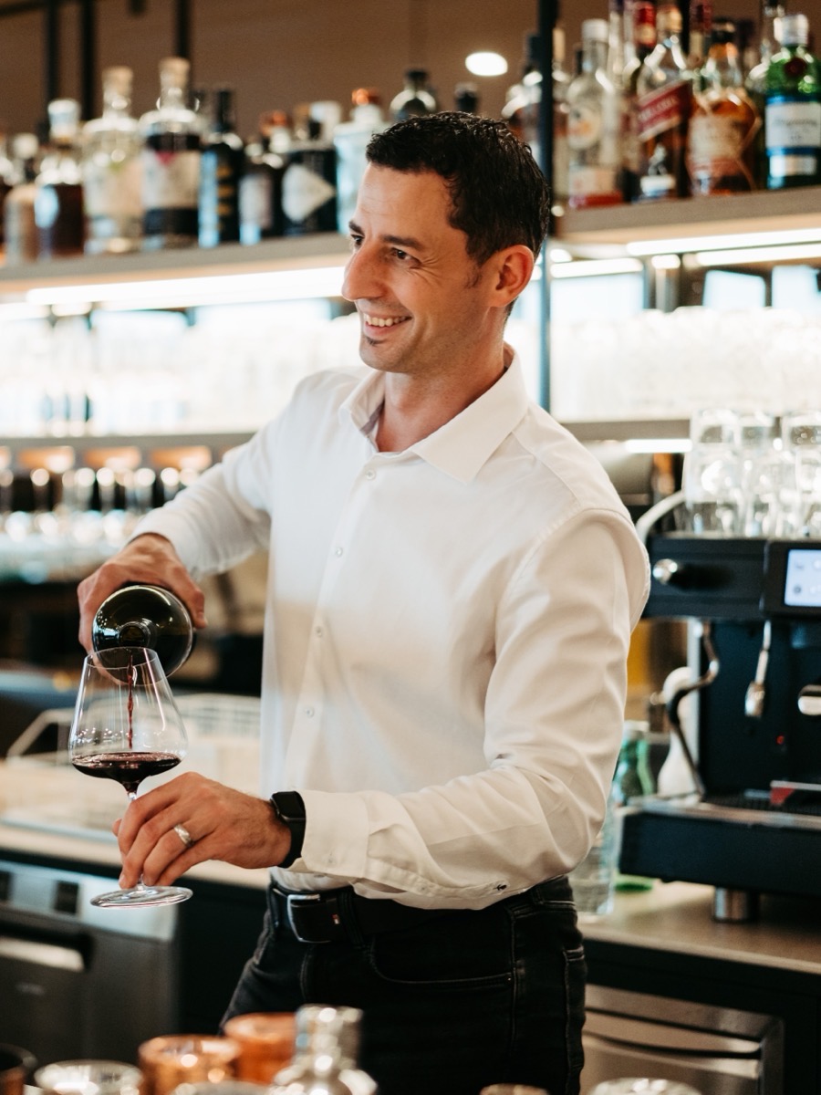 Michael Stocker an der Bar des Hafnerhotels